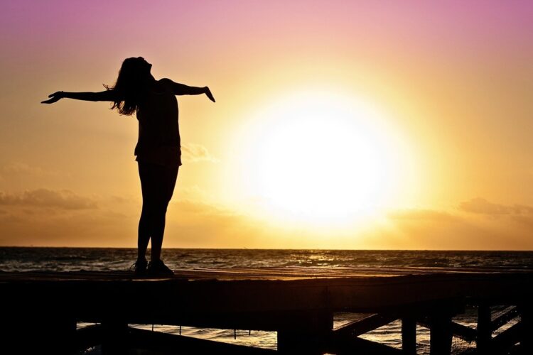 太陽の光を浴びる