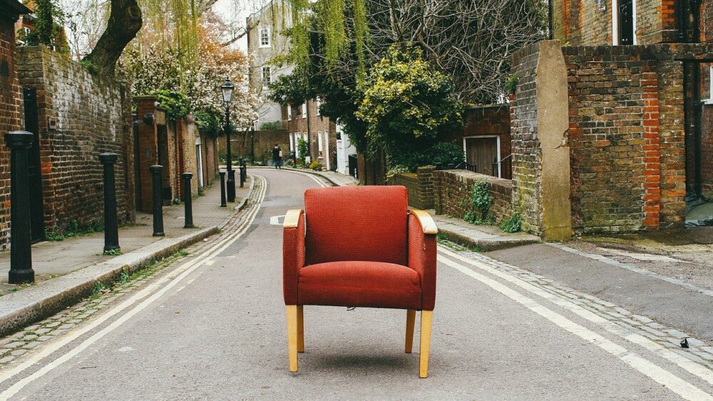 道路に置かれた赤い椅子