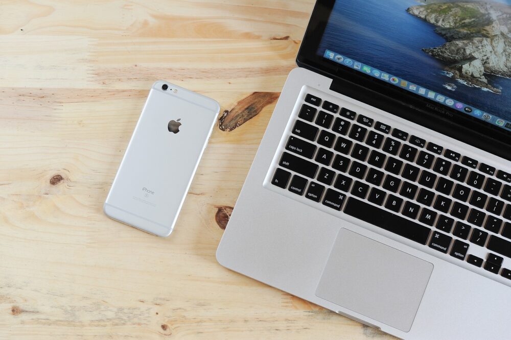 MacBookとiPhone