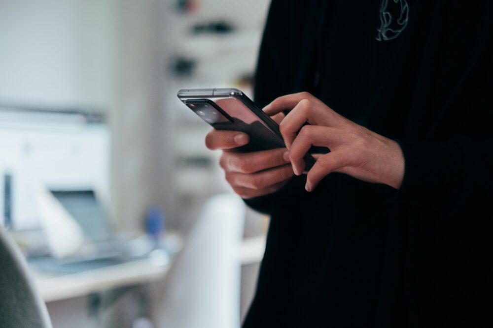 スマホを操作する