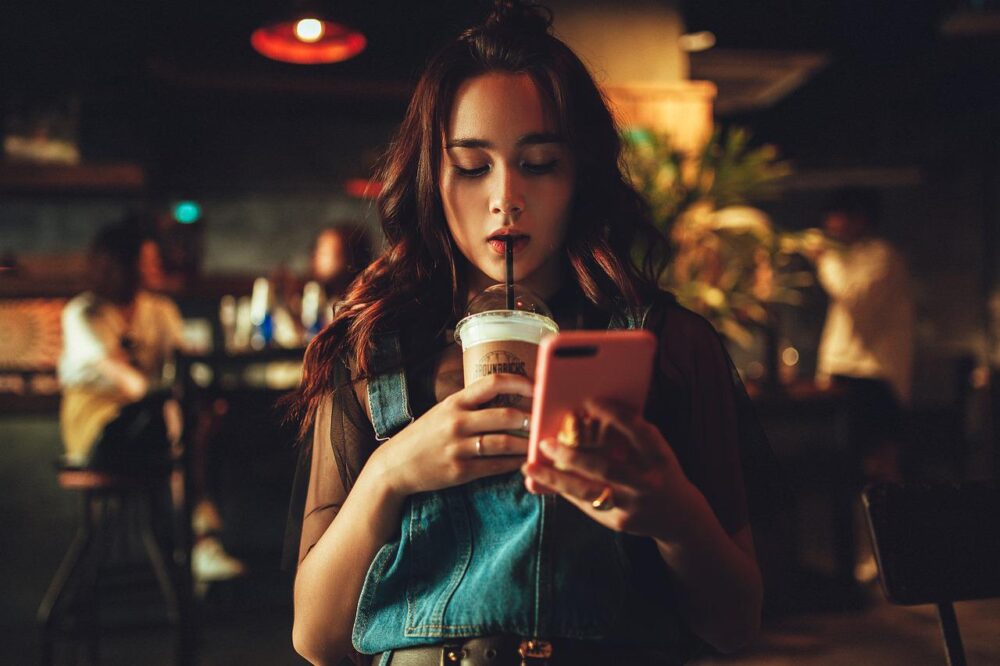 ドリンクを飲む女性