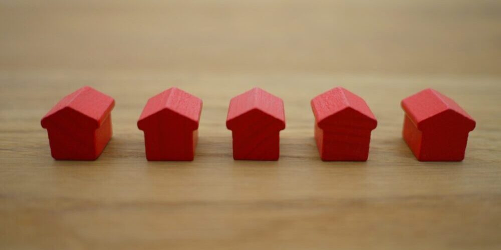 木製の赤い家