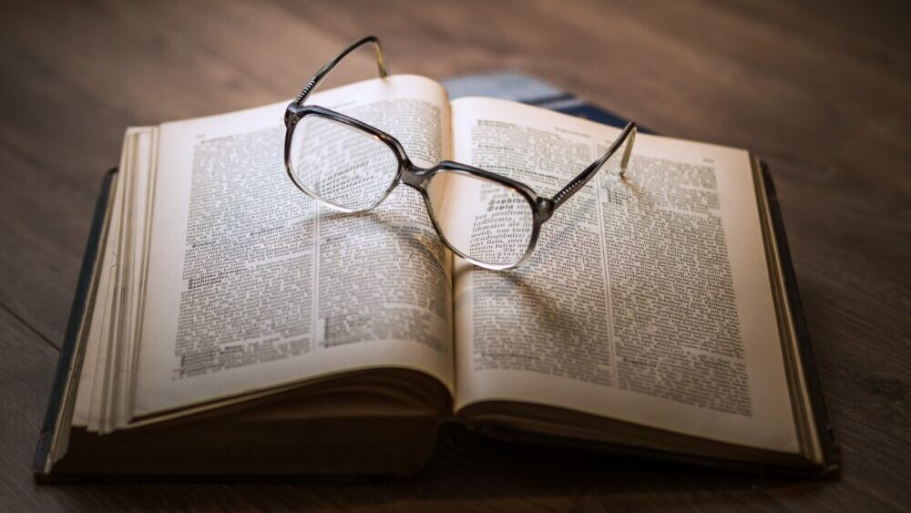 辞書の上に置かれた眼鏡