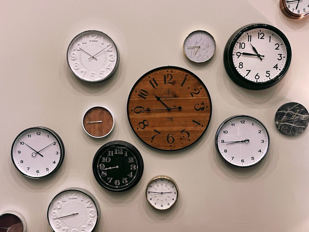 壁に掛けられたたくさんの時計